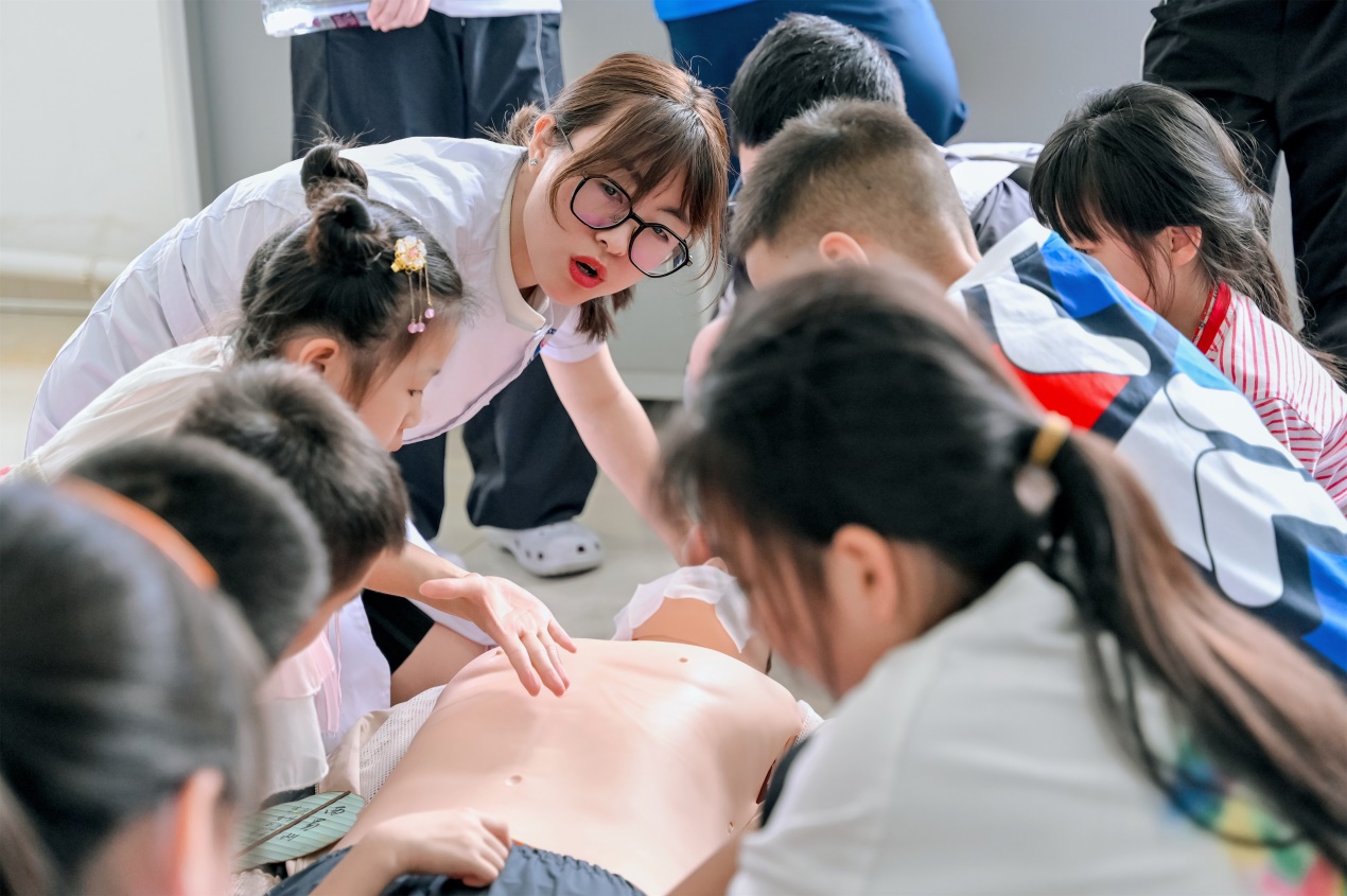 说明: F:\2024年医学基础部新闻稿\其他\科普教育进校园专题\6.6号活动\DSC_0850.jpg