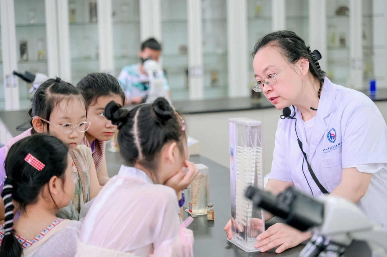 说明: F:\2024年医学基础部新闻稿\其他\科普教育进校园专题\6.6号活动\DSC_0591.jpg