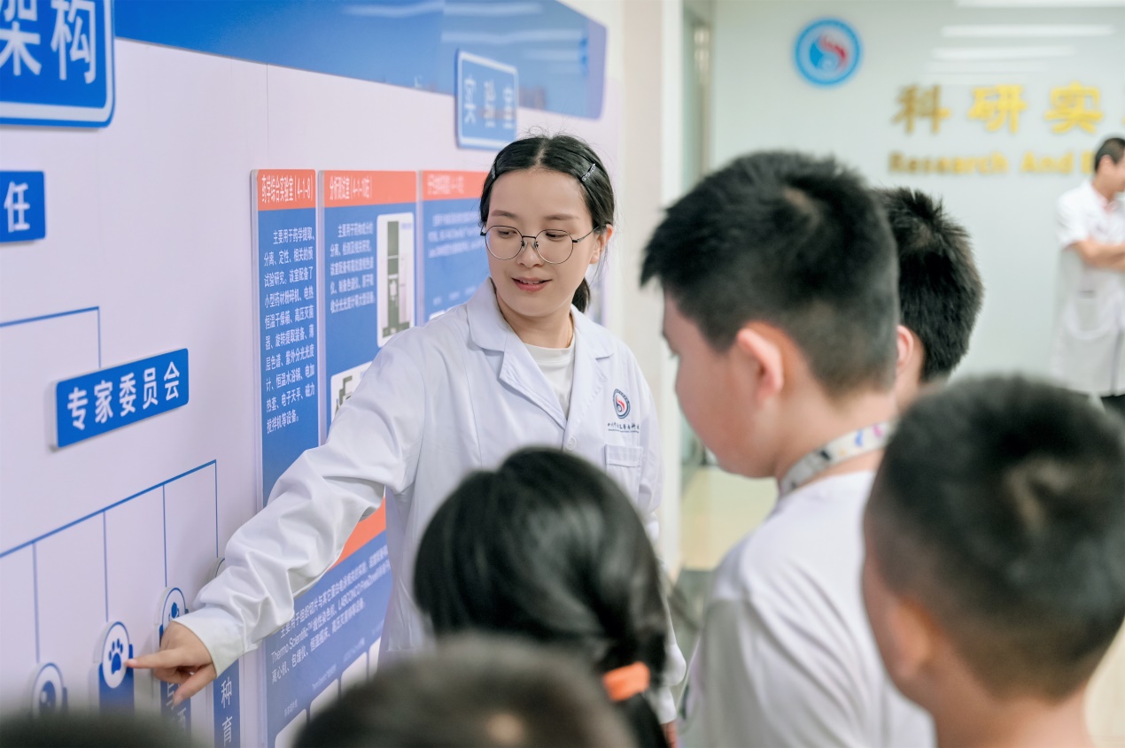 说明: F:\2024年医学基础部新闻稿\其他\科普教育进校园专题\6.6号活动\DSC_0973.jpg